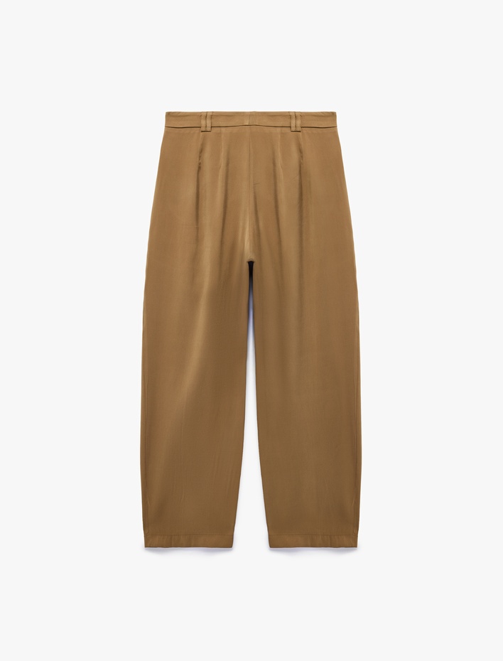  Viskon Cupro Kumaş Cepli Pile Detaylı Havuç Pantolon