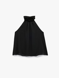 Krep Kumaş Kolsuz Aplike Çiçek Detaylı Dik Halter Yaka Bluz