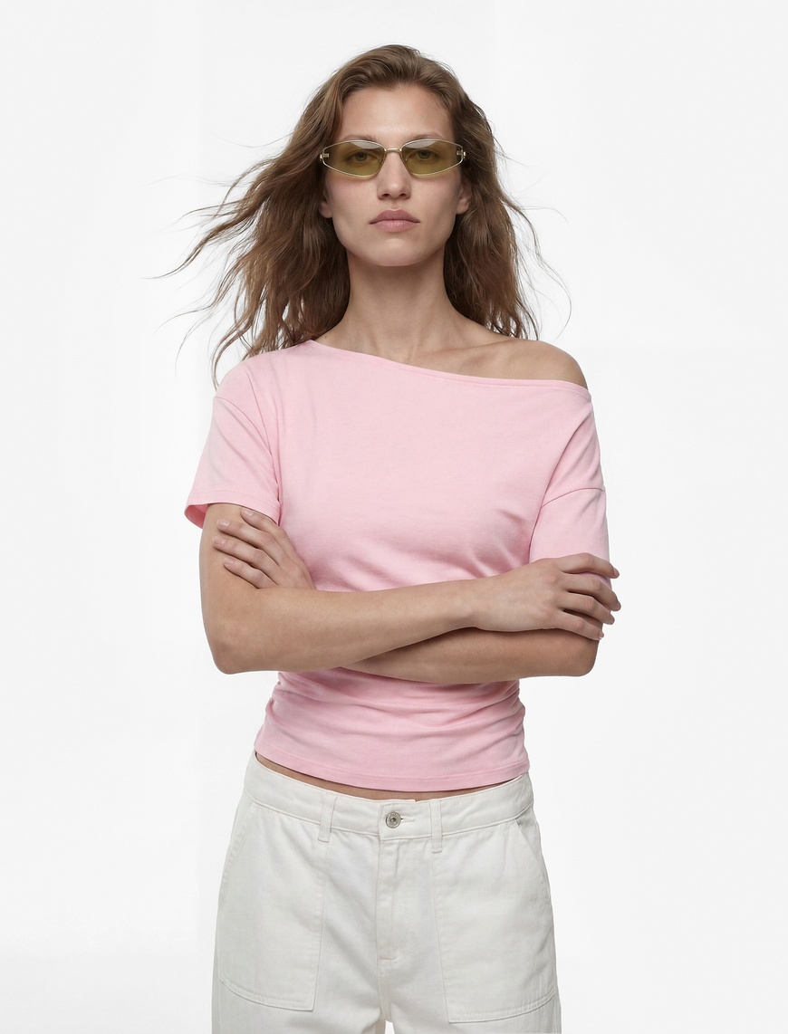 Pembe Kadın Slim Fit Drape Detaylı Omzu Açık Kayık Yaka Tişört