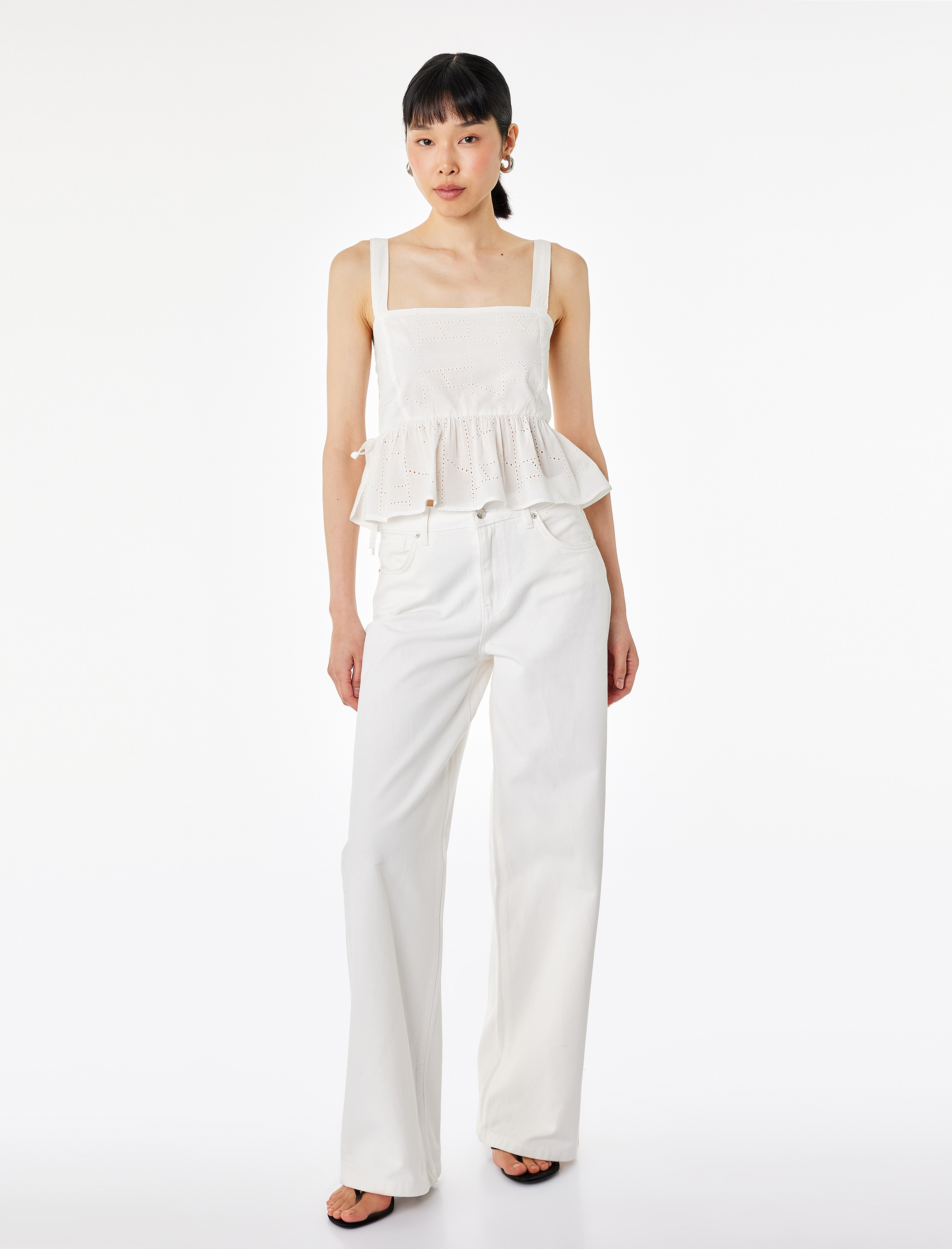   Pamuklu Kare Yaka Brodeli Askılı Crop Bluz