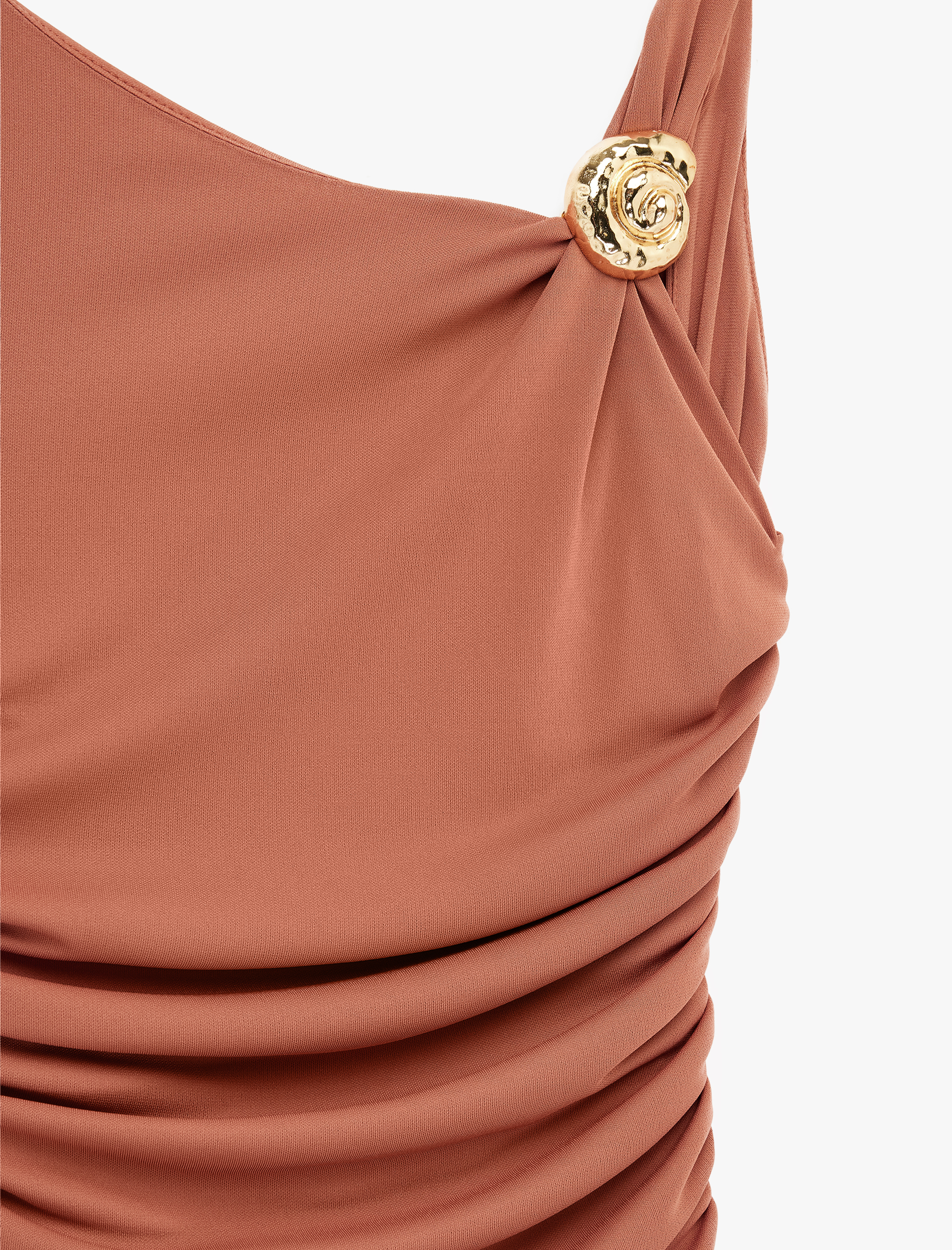   Metal Aksesuarlı Kayık Yaka Kolsuz Slim Fit Drapeli Midi Abiye Elbise