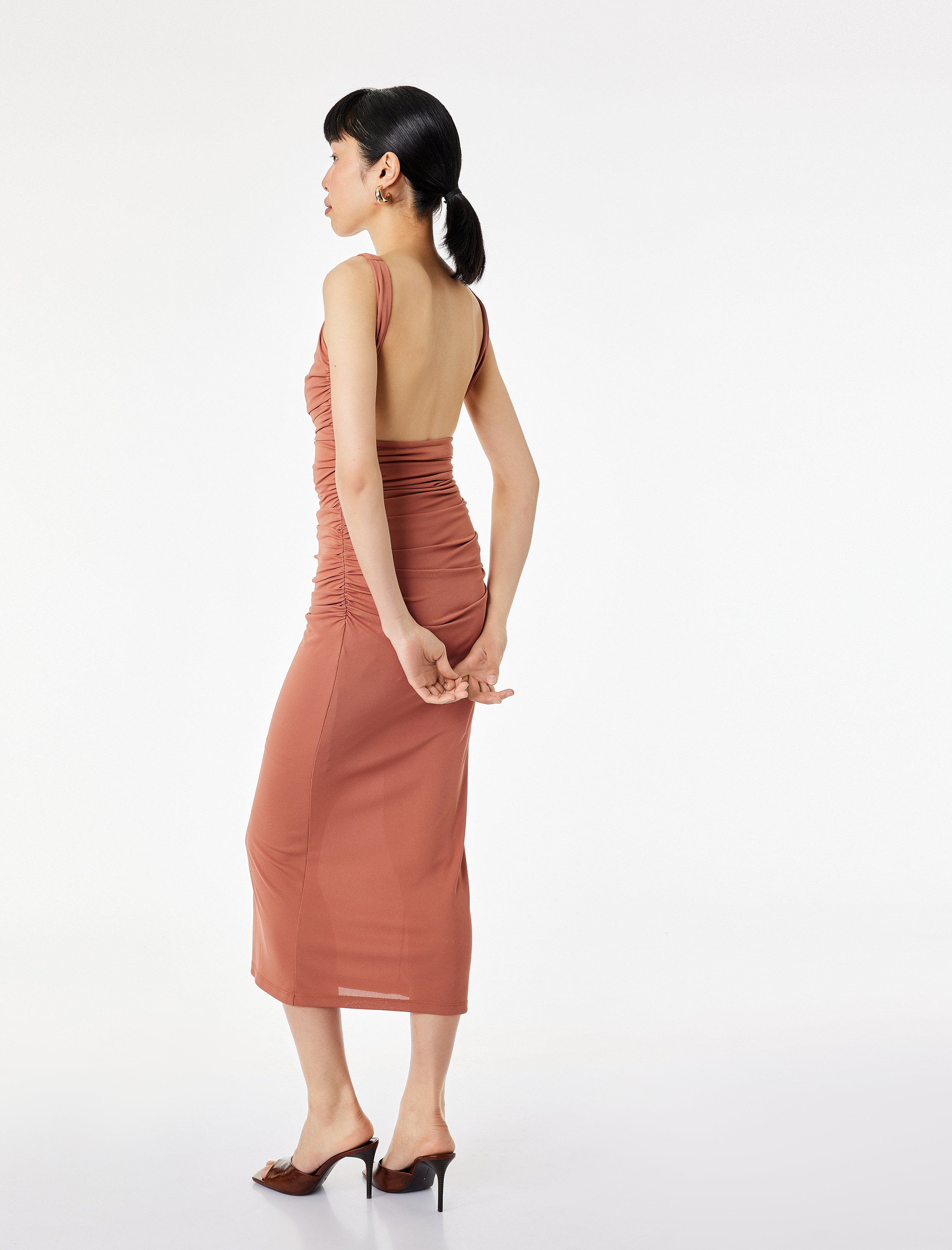   Metal Aksesuarlı Kayık Yaka Kolsuz Slim Fit Drapeli Midi Abiye Elbise