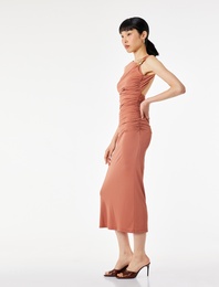 Metal Aksesuarlı Kayık Yaka Kolsuz Slim Fit Drapeli Midi Abiye Elbise