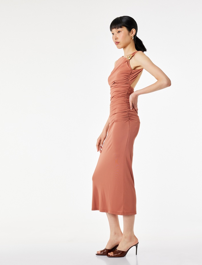  Metal Aksesuarlı Kayık Yaka Kolsuz Slim Fit Drapeli Midi Abiye Elbise