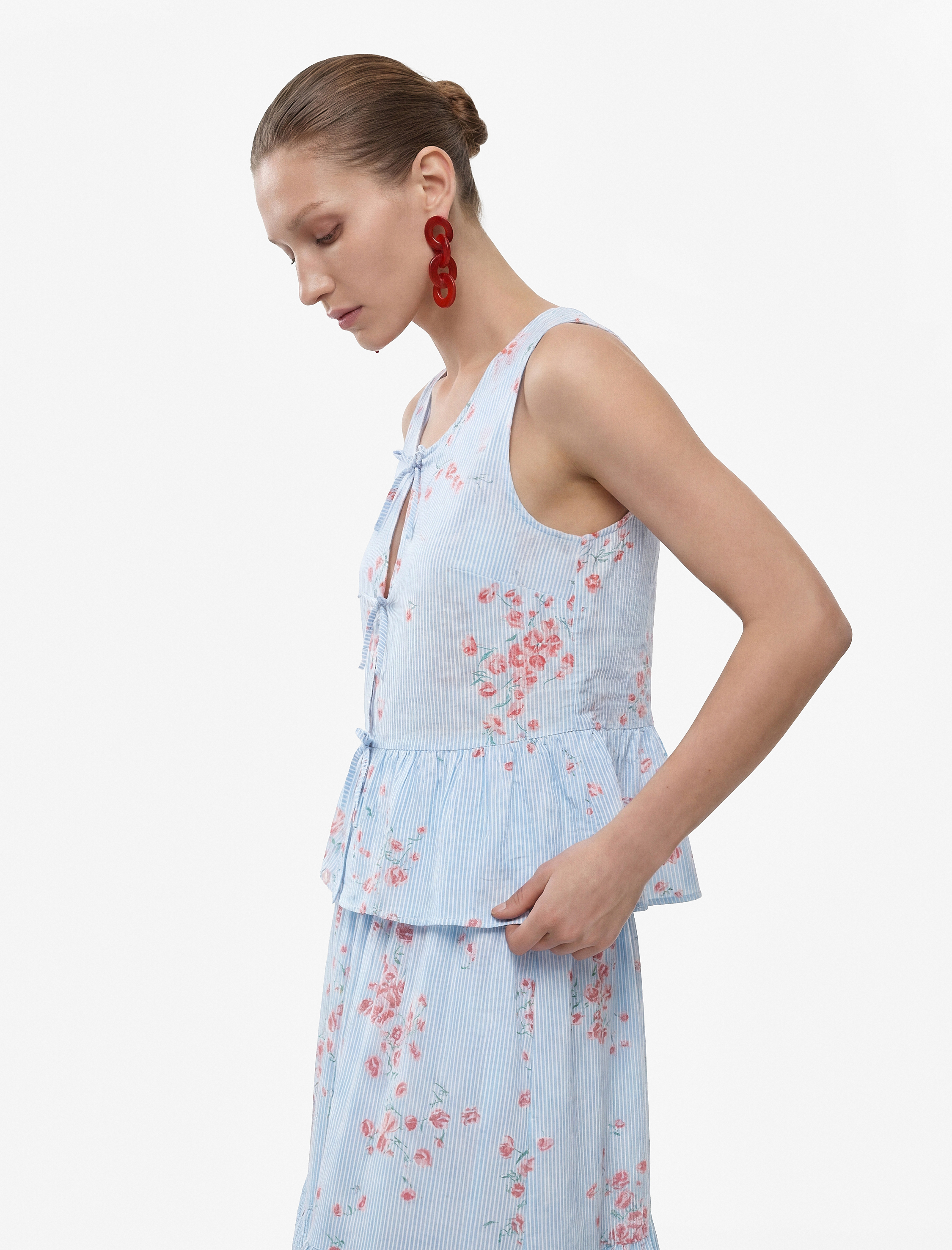   Yuvarlak Bağcıklı Yaka Fiyonklu Kolsuz Çizgili Çiçek Detaylı Fırfırlı Peplum Bluz