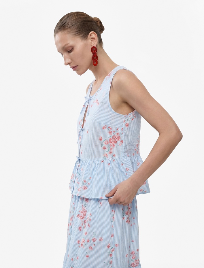  Yuvarlak Bağcıklı Yaka Fiyonklu Kolsuz Çizgili Çiçek Detaylı Fırfırlı Peplum Bluz