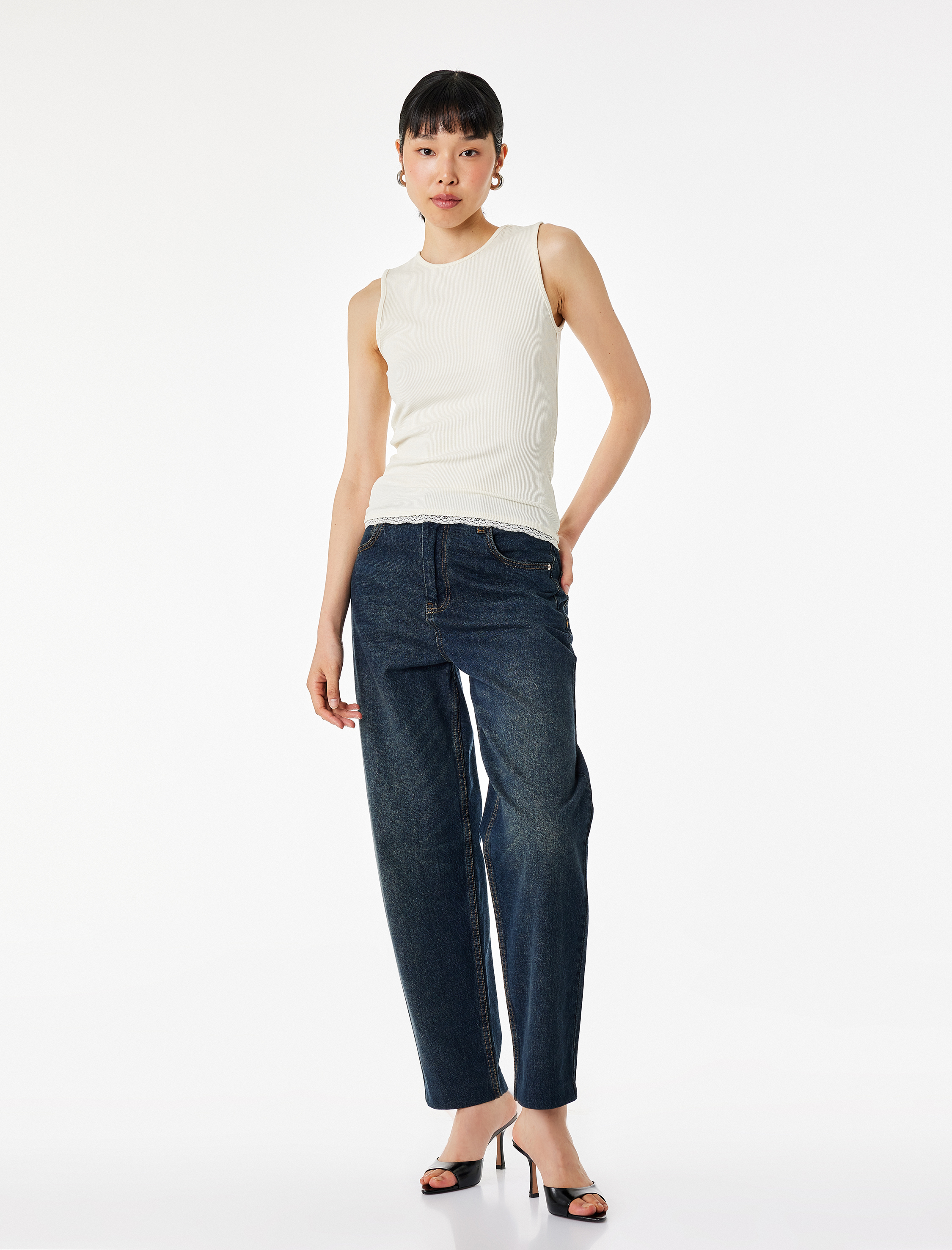   Slim Fit Dantel Detaylı Bisiklet Yaka Kolsuz Bluz