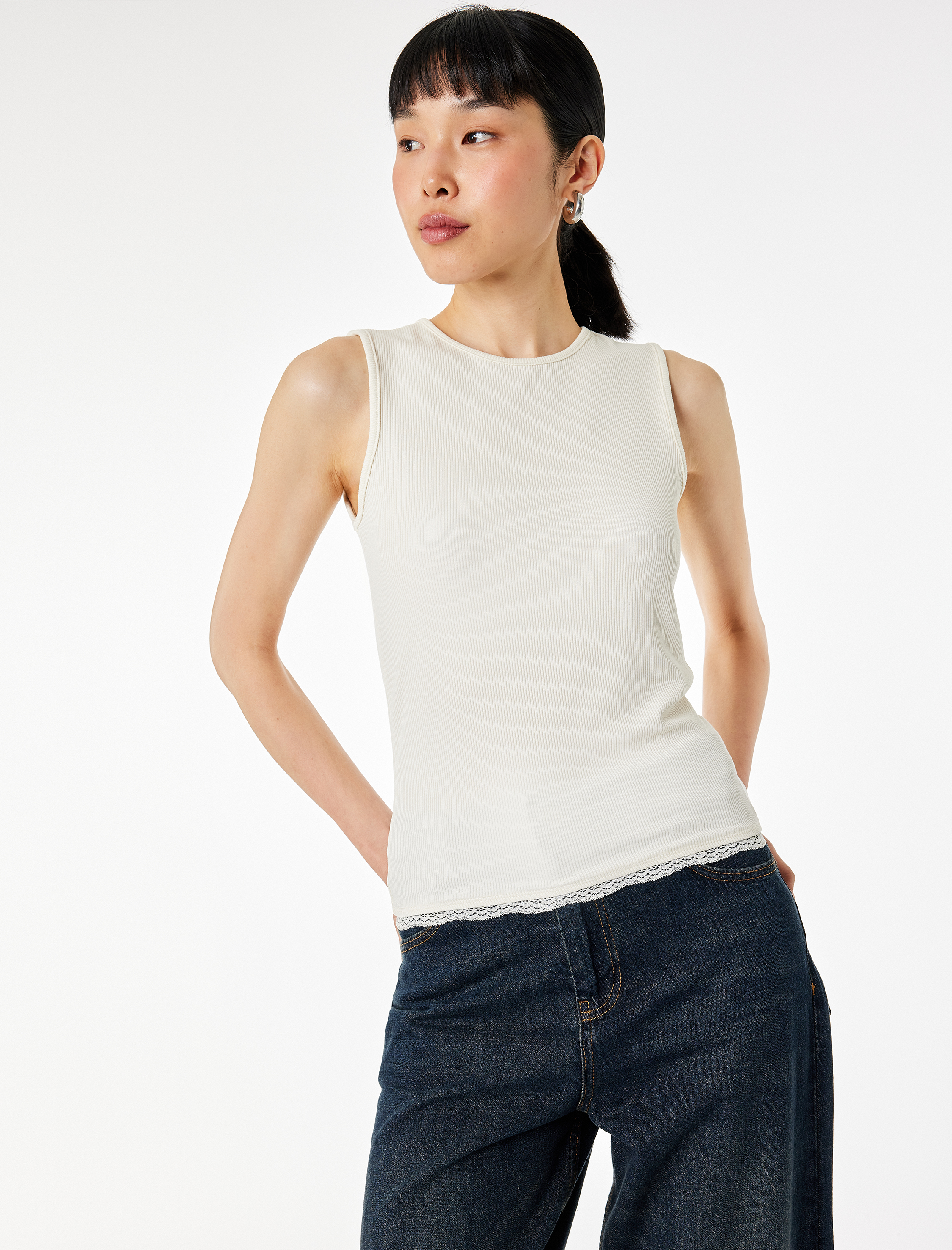   Slim Fit Dantel Detaylı Bisiklet Yaka Kolsuz Bluz