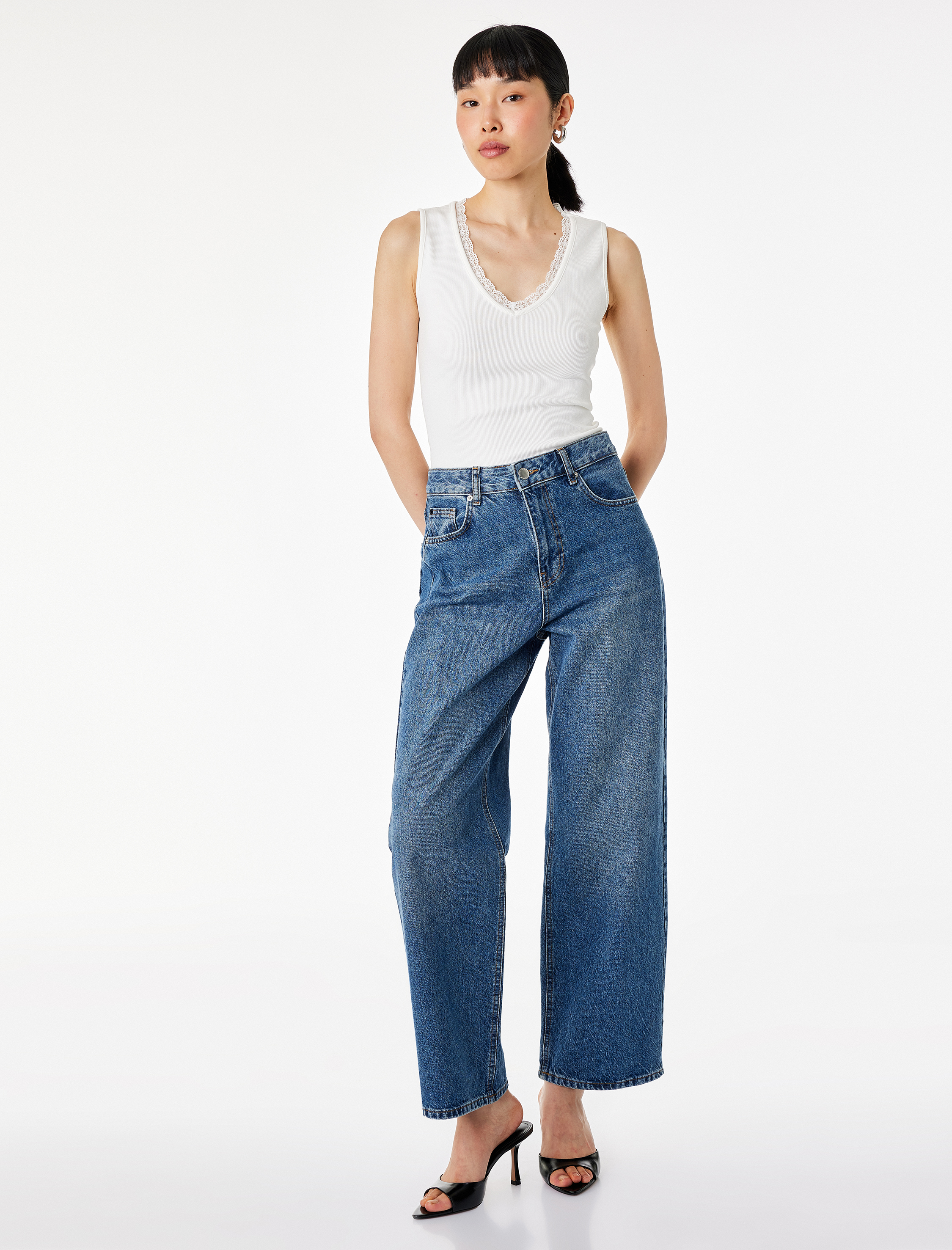   Pamuklu Slim Fit Dantel Detaylı Fitilli Kolsuz V Yaka Bluz