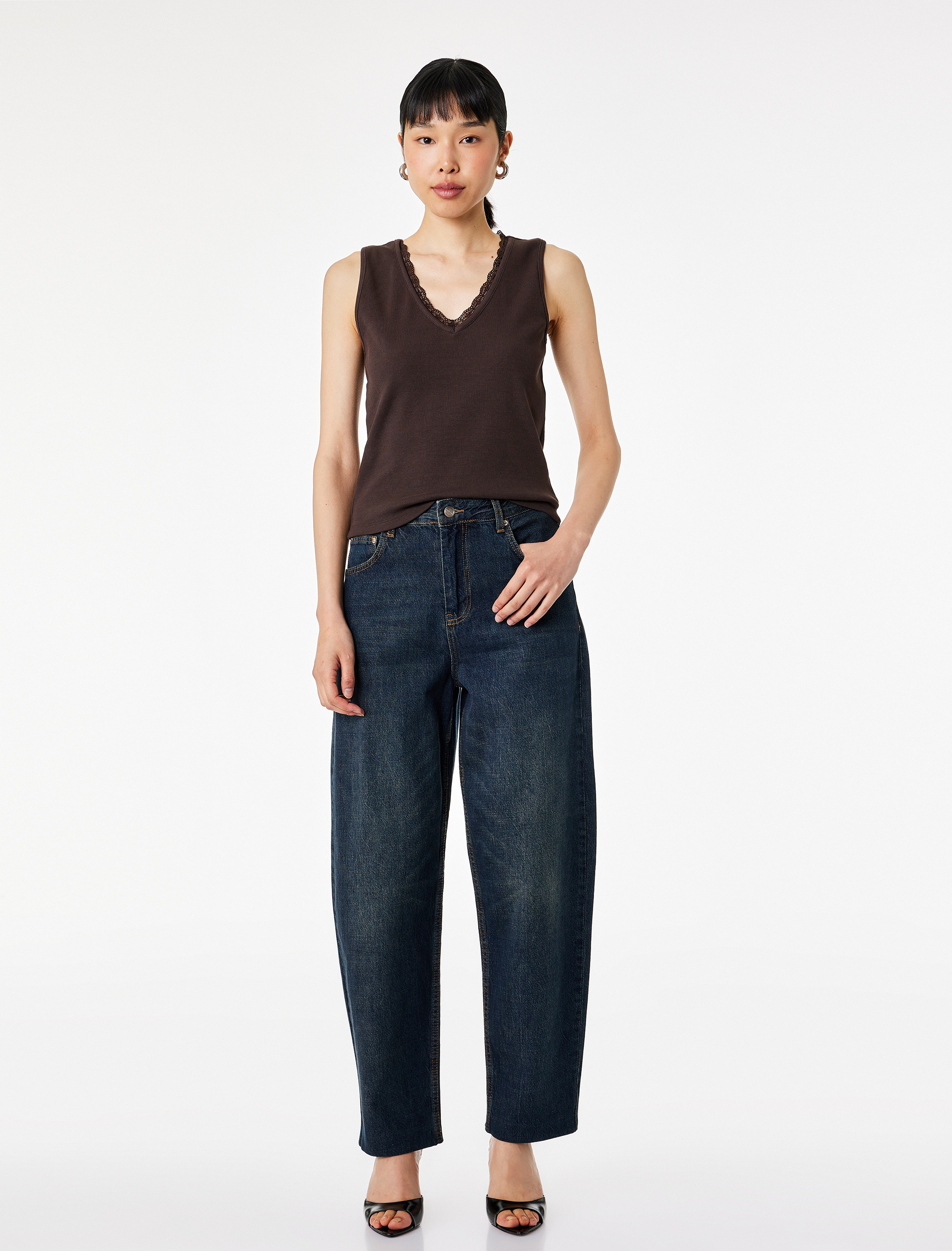   Pamuklu Slim Fit Dantel Detaylı Fitilli Kolsuz V Yaka Bluz
