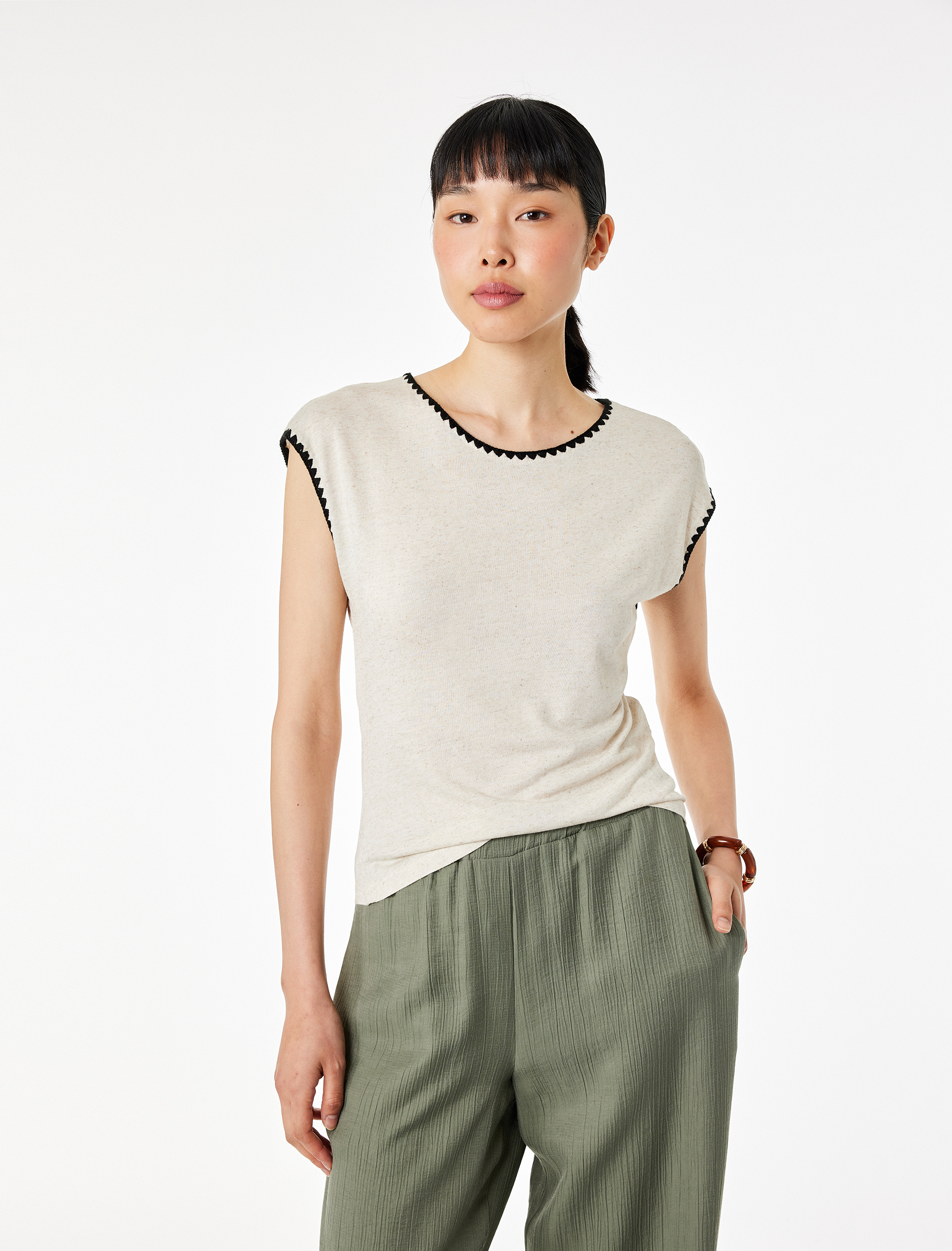   Keten Karışımlı Slim Fit Nakış Detaylı Bisiklet Yaka Kolsuz Tişört