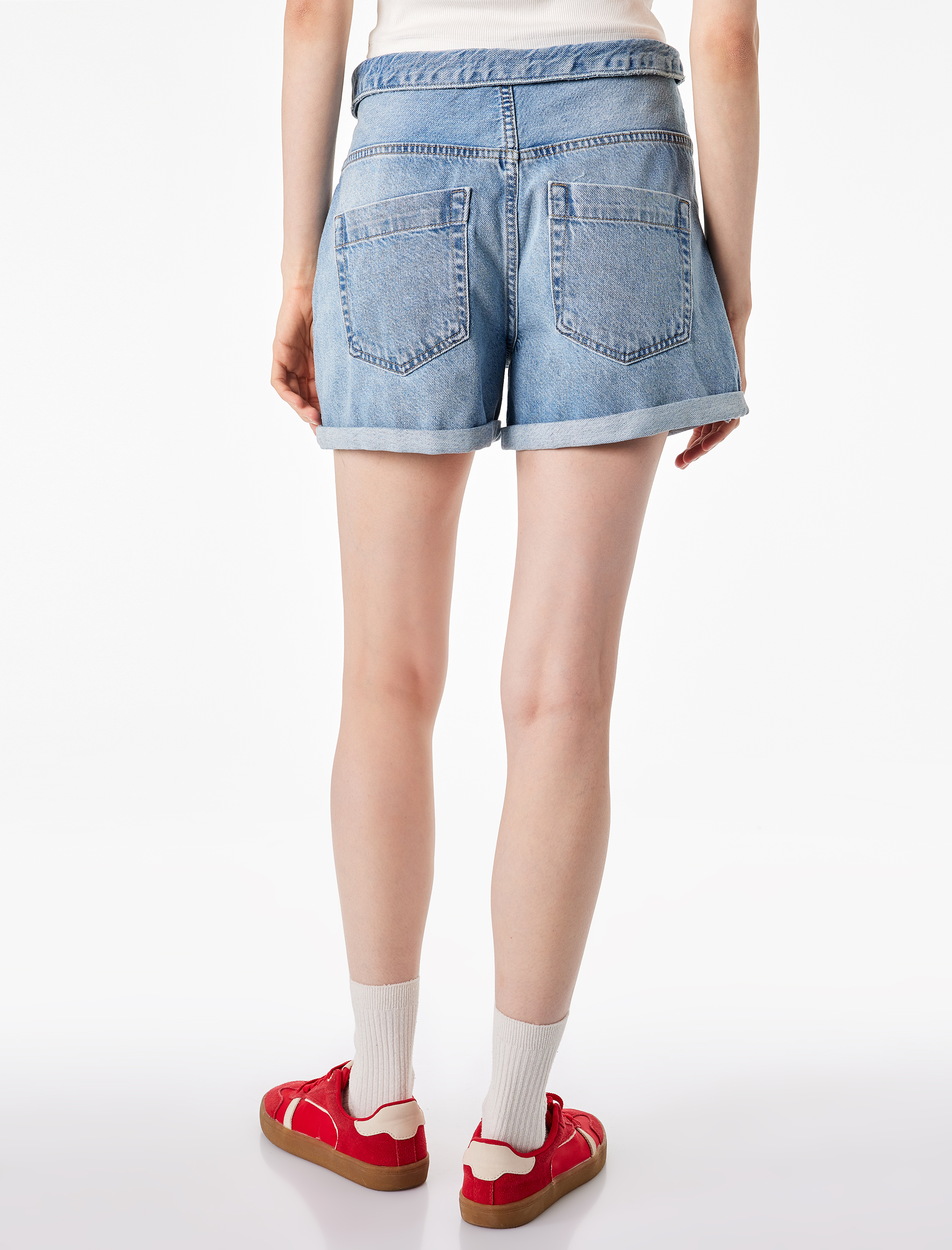   Pamuklu Rahat Kalıp Düğme Detaylı Beli Katlamalı Mini Denim Şort