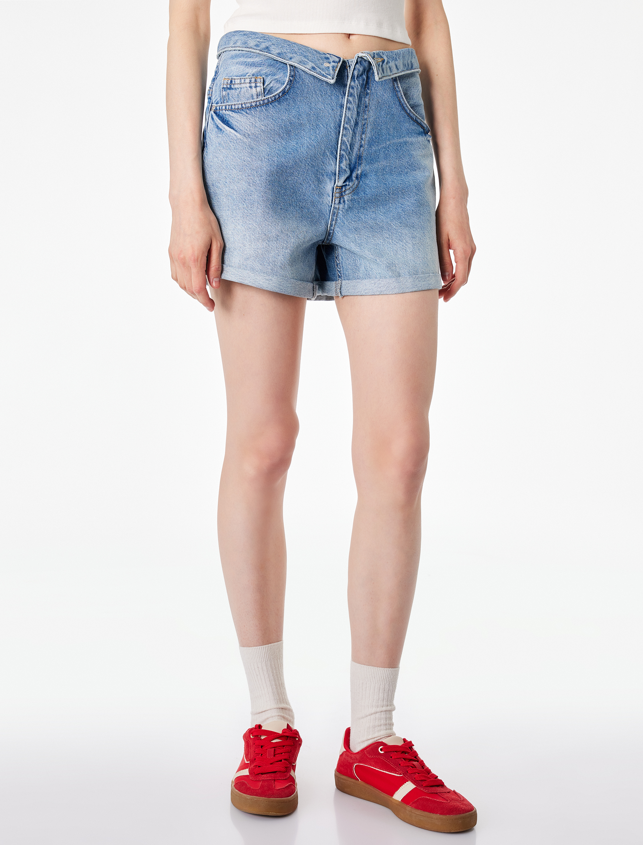   Pamuklu Rahat Kalıp Düğme Detaylı Beli Katlamalı Mini Denim Şort