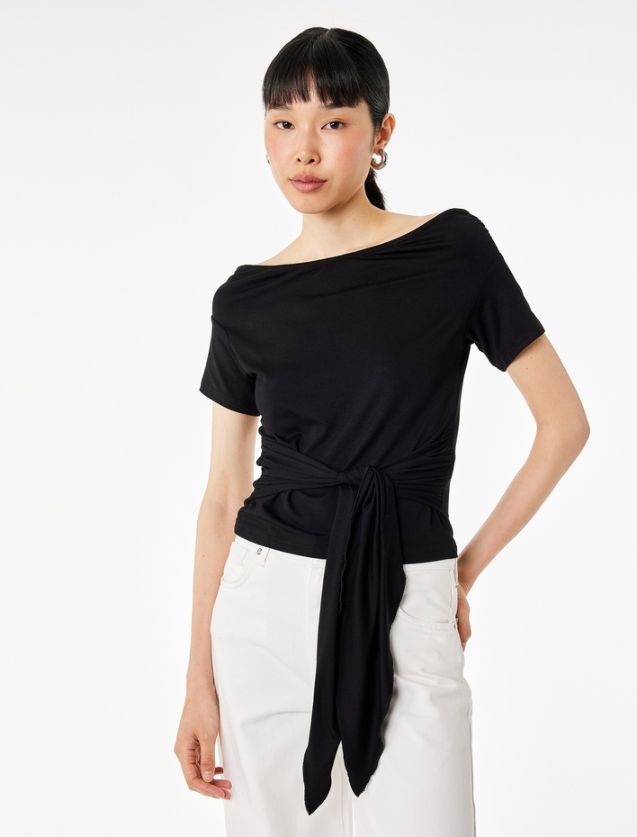  Likralı Viskon Kumaş Slim Fit Bağlama Detaylı Kayık Yaka Kısa Kollu Bluz