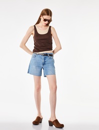Pamuklu Kemer Detaylı Cepli Düğmeli Mini Denim Şort