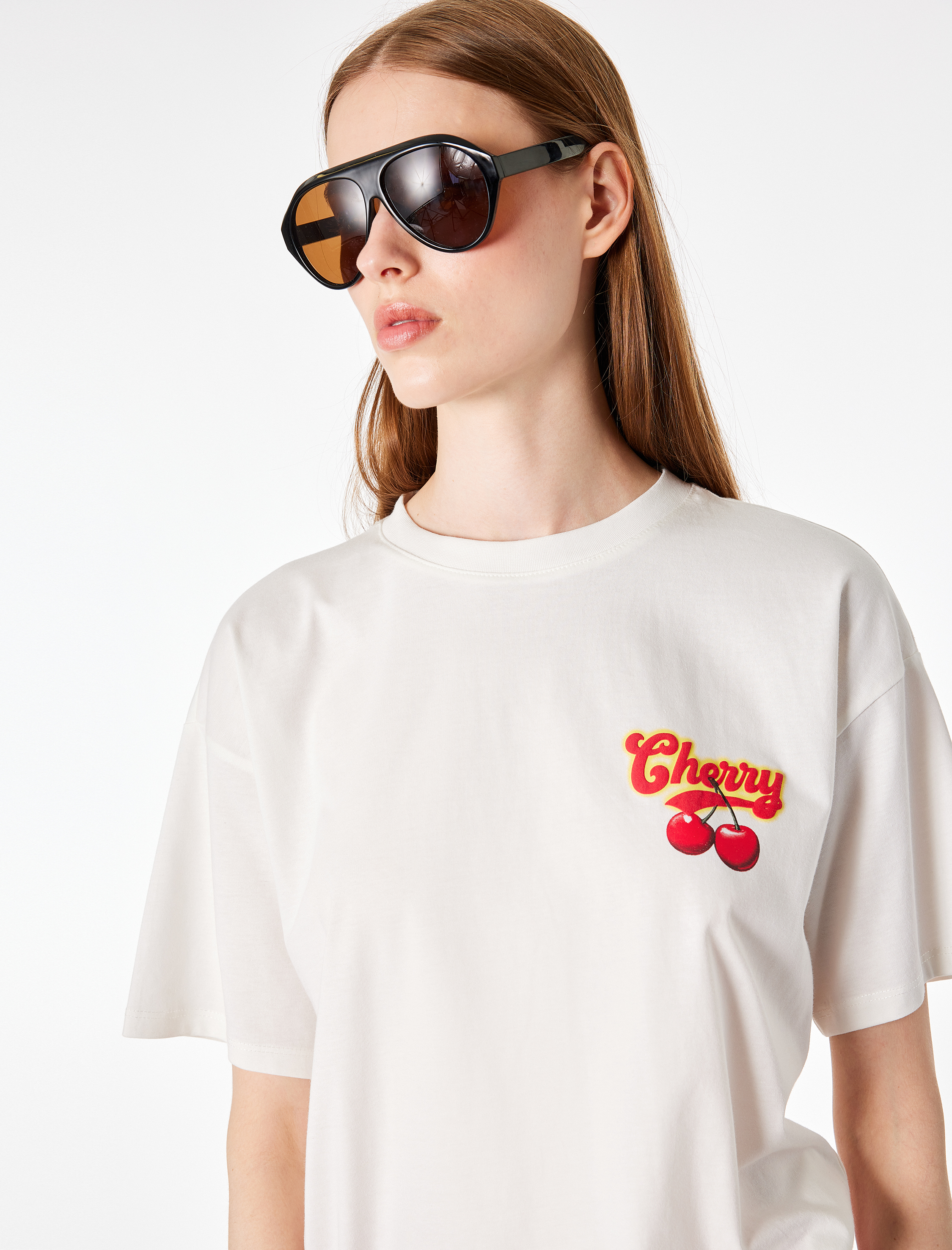   Pamuklu Kısa Kollu Bisiklet Yaka Arkası Kiraz Baskılı Tişört