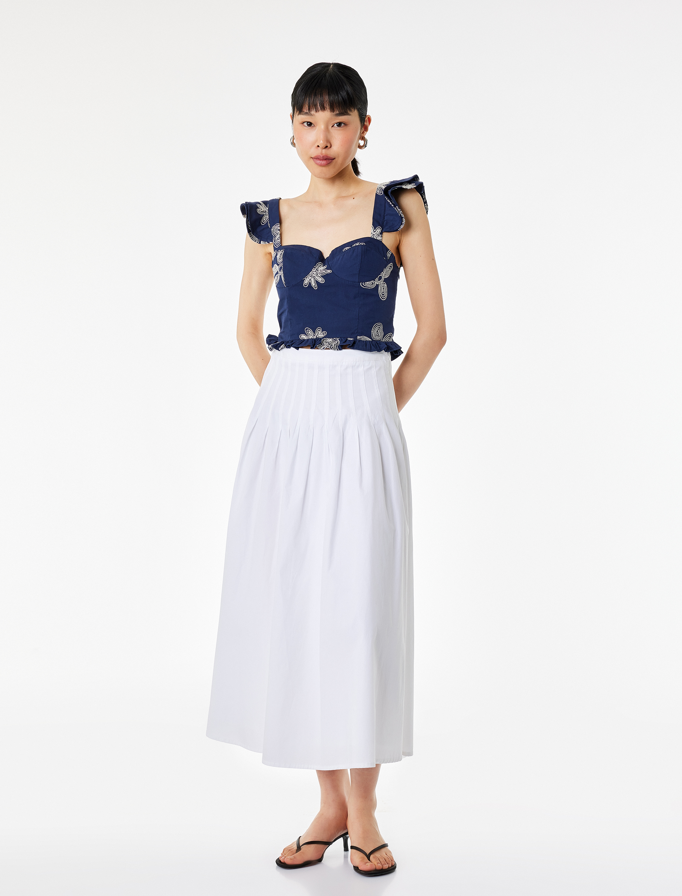   Pamuklu Nakış Detaylı Kolsuz Kalp Yaka Poplin Crop Bluz