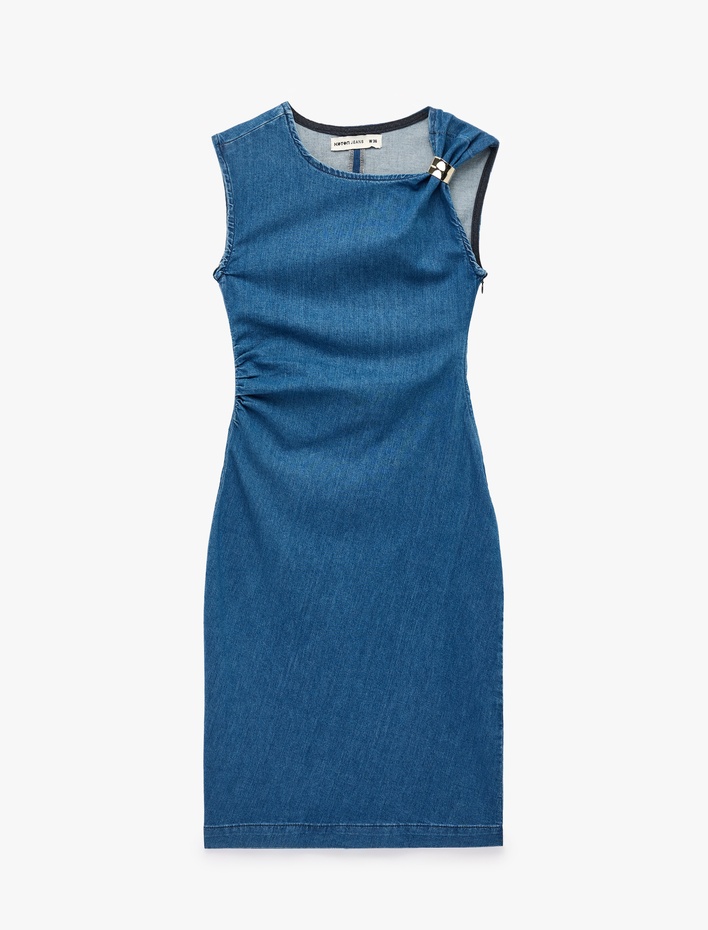  Metal Aksesuarlı Kolsuz Pamuklu Drapeli Denim Midi Elbise