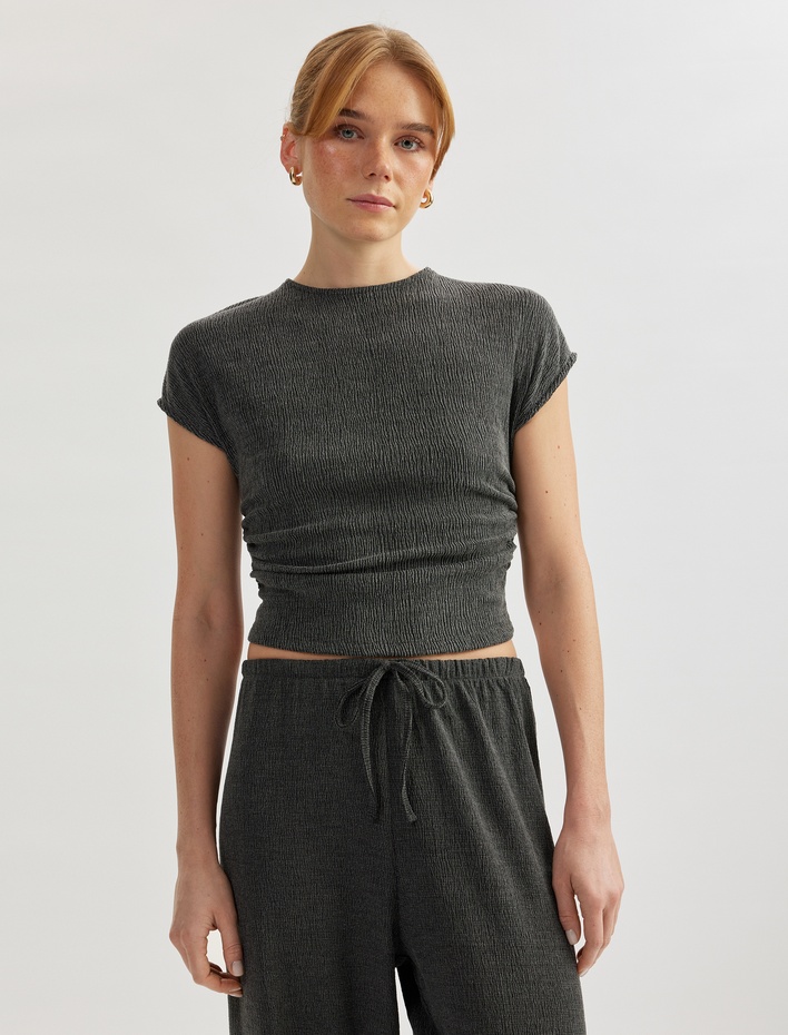  Drape Detaylı Kısa Yarasa Kollu Bisiklet Yaka Slim Fit Dokulu Tişört