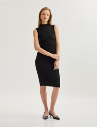 Hafif Dik Yaka Kolsuz Drapeli Slim Fit Midi Kalem Elbise