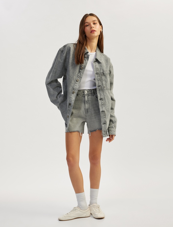  Yıpranmış Püsküllü Düğmeli Denim Şort