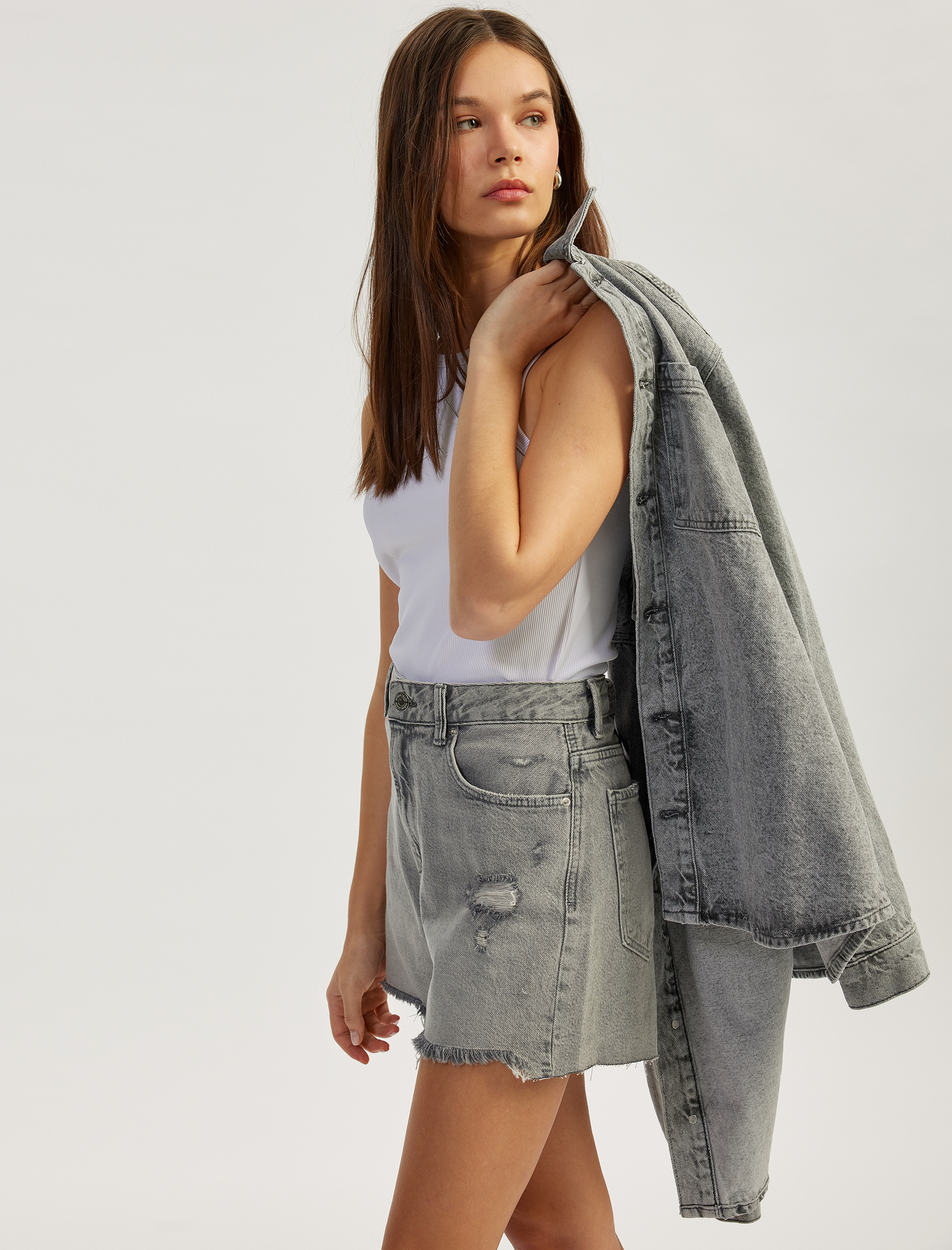   Yıpranmış Püsküllü Düğmeli Denim Şort