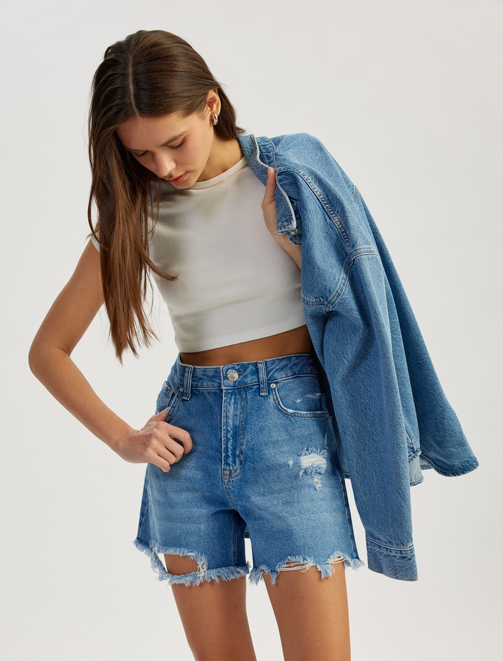  Yıpranmış Püsküllü Düğmeli Denim Şort