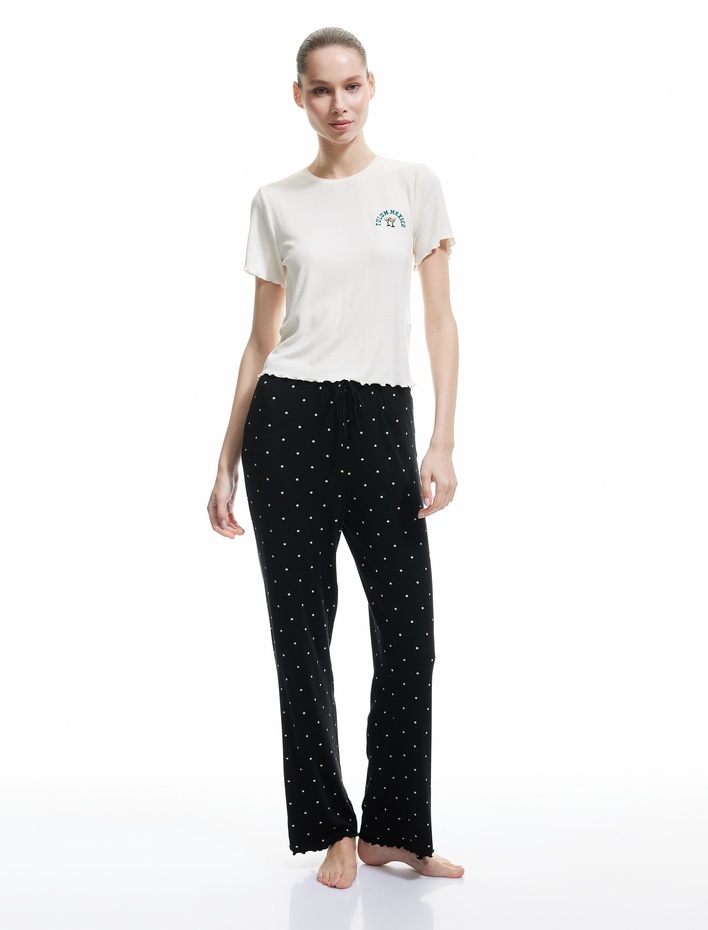  Nakış Detaylı Viskon Kısa Kollu Puantiyeli Pijama Takımı