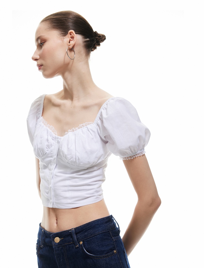  Dar Kesim Dantel Detaylı Kalp Yaka Kısa Balon Kollu Crop Bluz