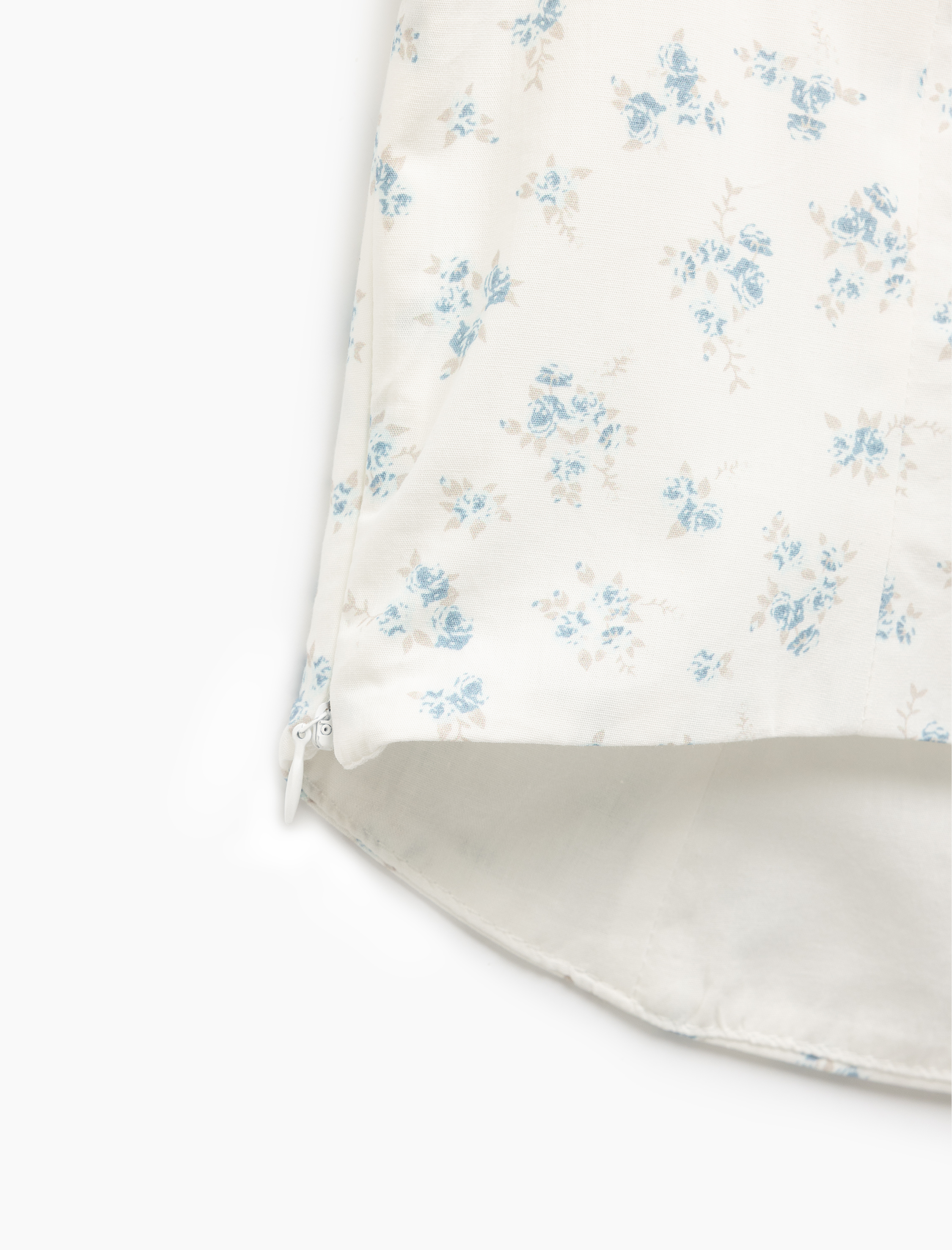   Kayık Yaka Bağcık Detaylı Fermuarlı Çiçekli Dar Kesim Poplin Crop Bluz