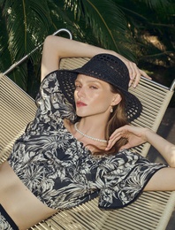 Salda Kumaş Floral Desenli Fırfırlı Omuzu Açık Crop Bluz