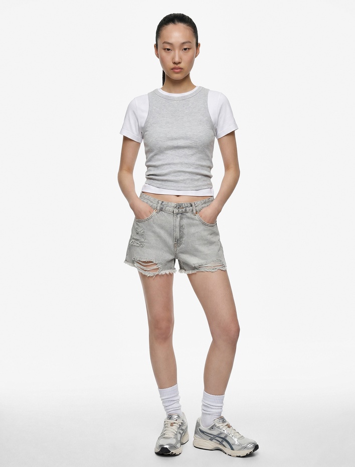  Pamuklu Rahat Kalıp Yıpratma Detaylı Mini Denim Şort