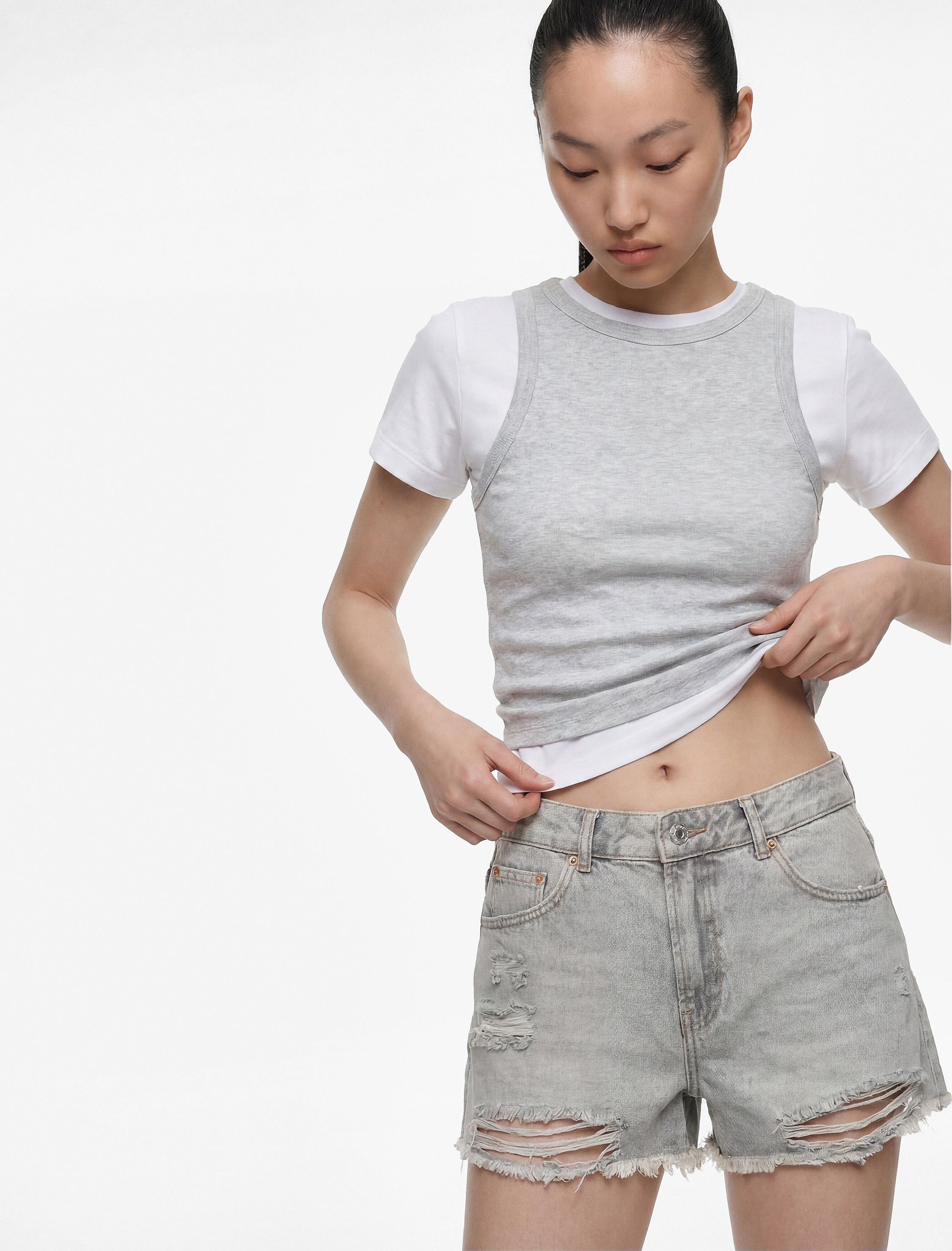   Pamuklu Rahat Kalıp Yıpratma Detaylı Mini Denim Şort