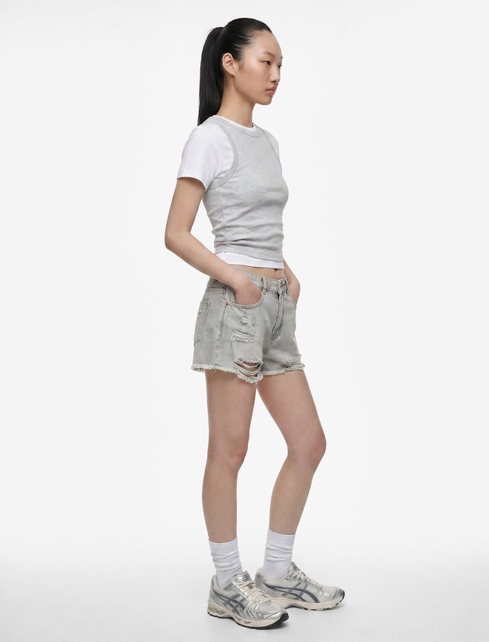  Pamuklu Rahat Kalıp Yıpratma Detaylı Mini Denim Şort