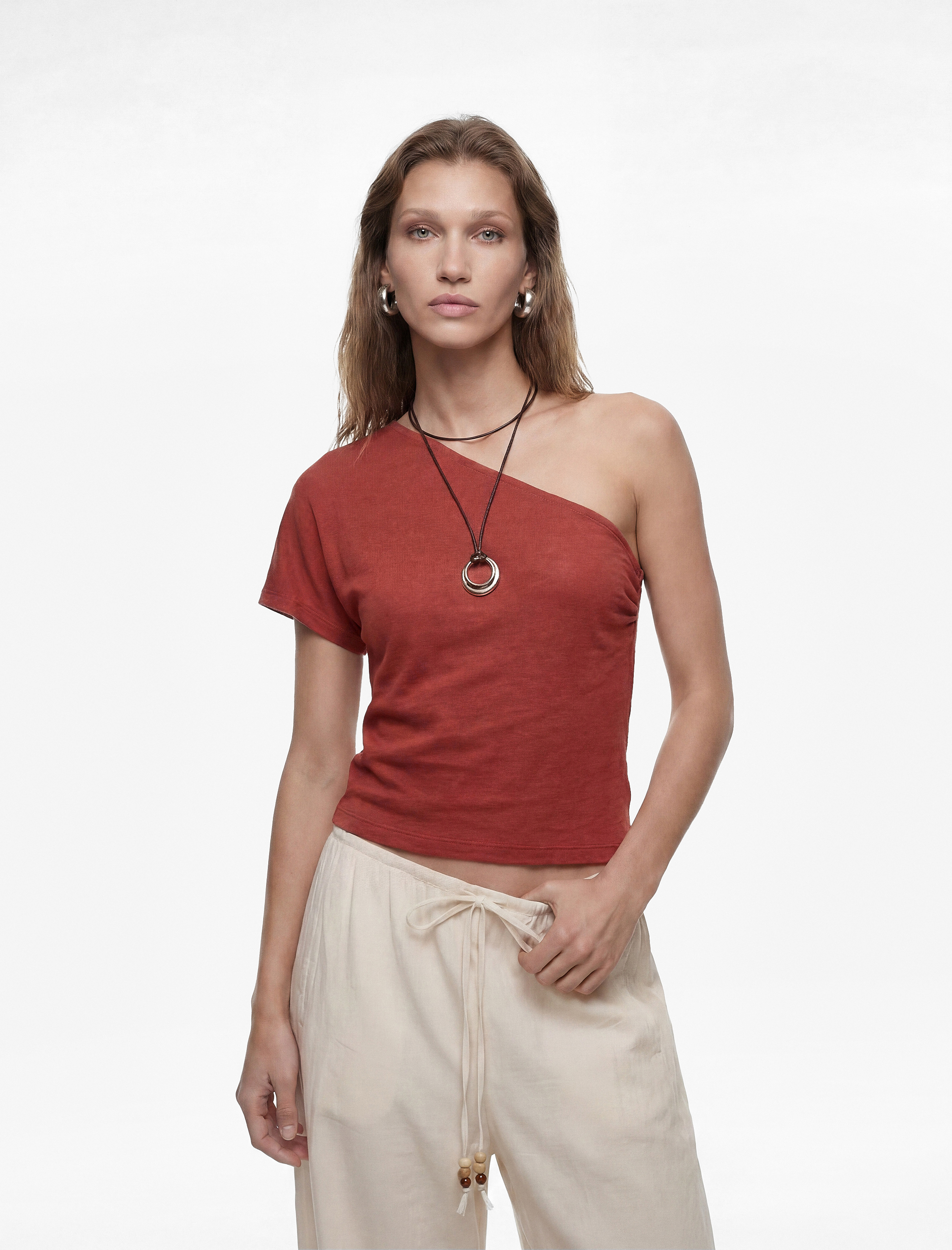   Regular Fit Drape Detaylı Asimetrik Yaka Tek Omuz Bluz