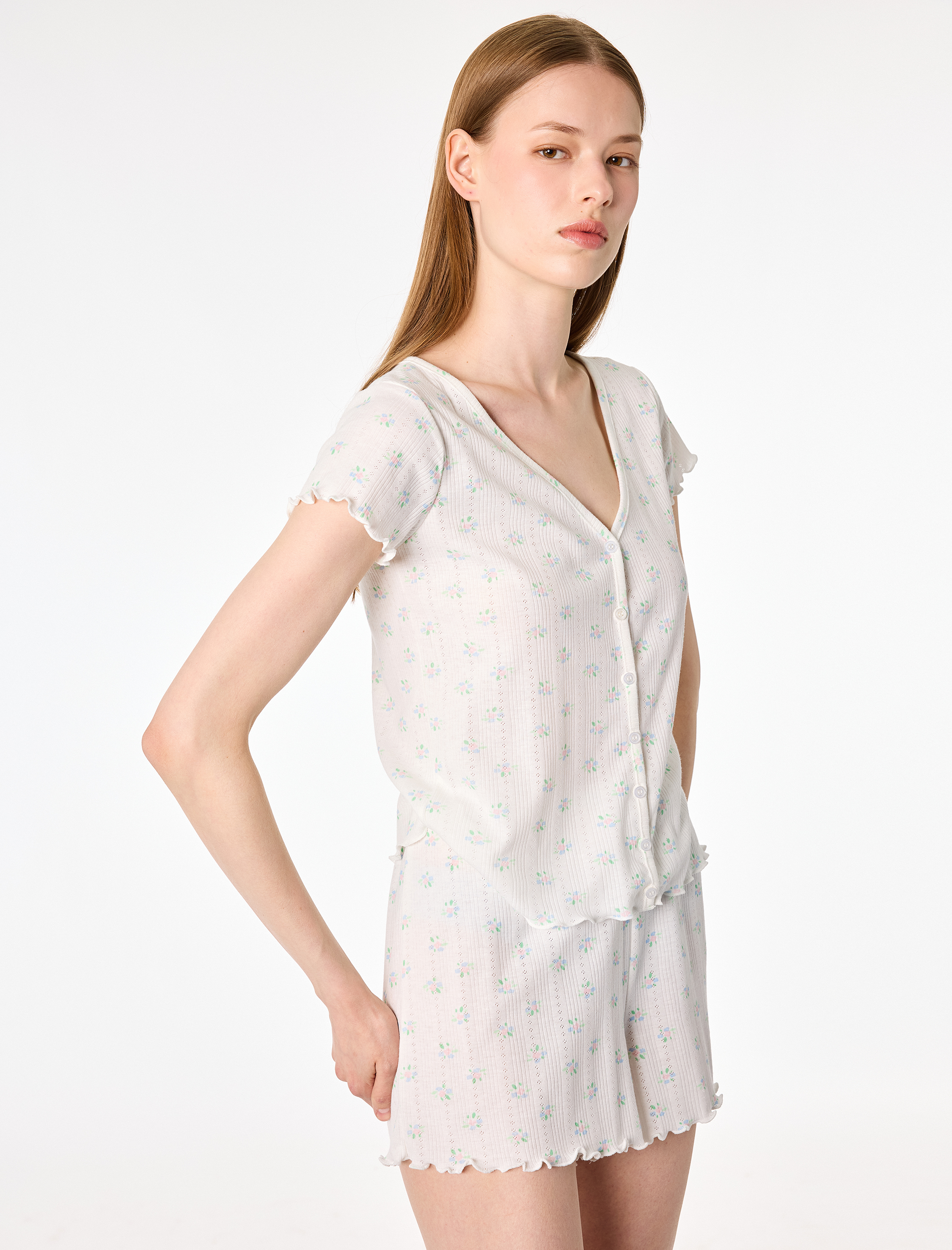   Düğmeli V Yaka Kısa Kollu Desenli Şortlu Pijama Takımı