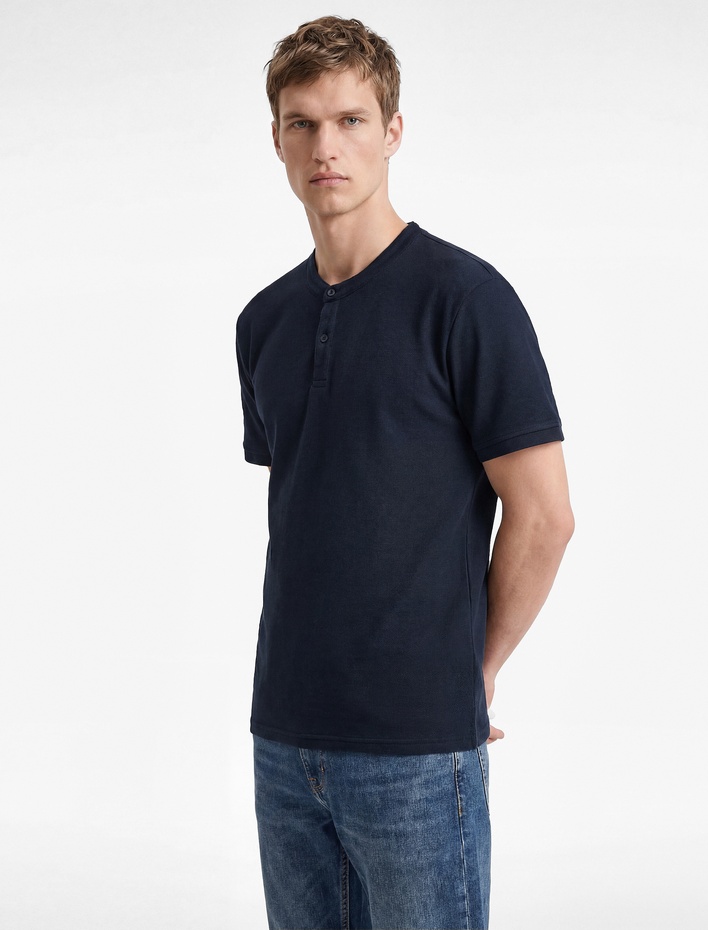  Regular Fit Pamuklu Düğmeli Kısa Kollu Henley Yaka Tişört