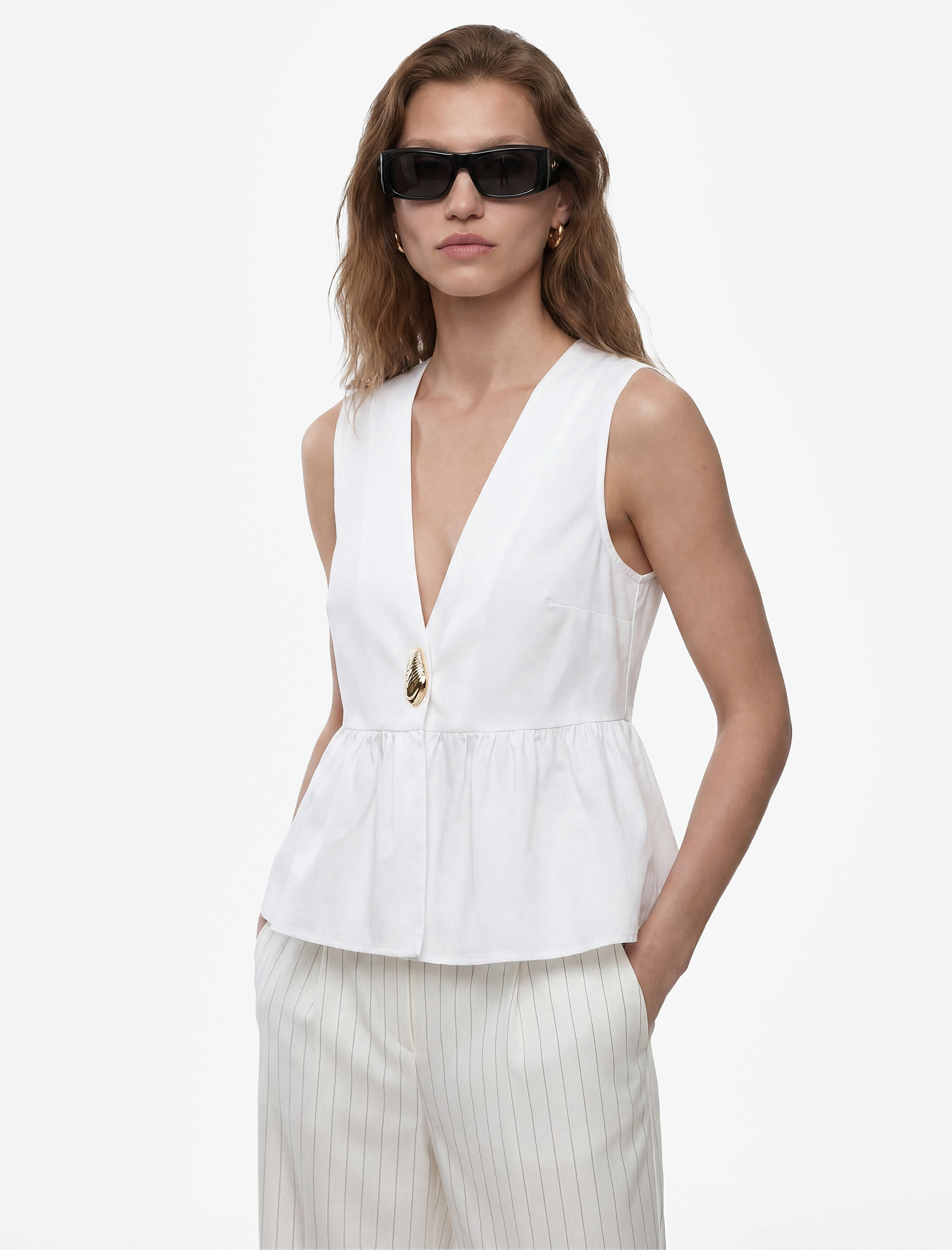   Pamuklu Poplin Kumaş Deniz Kabuğu Aksesuar Detaylı V Yaka Kolsuz Peplum Bluz