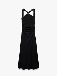 Slim Fit Metal Aksesuarlı Halter Yaka Kolsuz Uzun Abiye Elbise