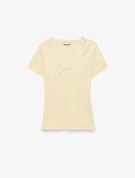 Slim Fit Kısa Kollu Dantel Detaylı Fiyonklu V Yaka Tişört