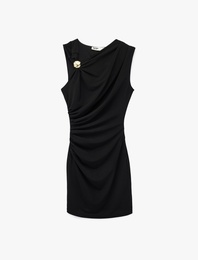 Slim Fit Kolsuz Bisiklet Yaka Metal Aksesuarlı Mini Elbise