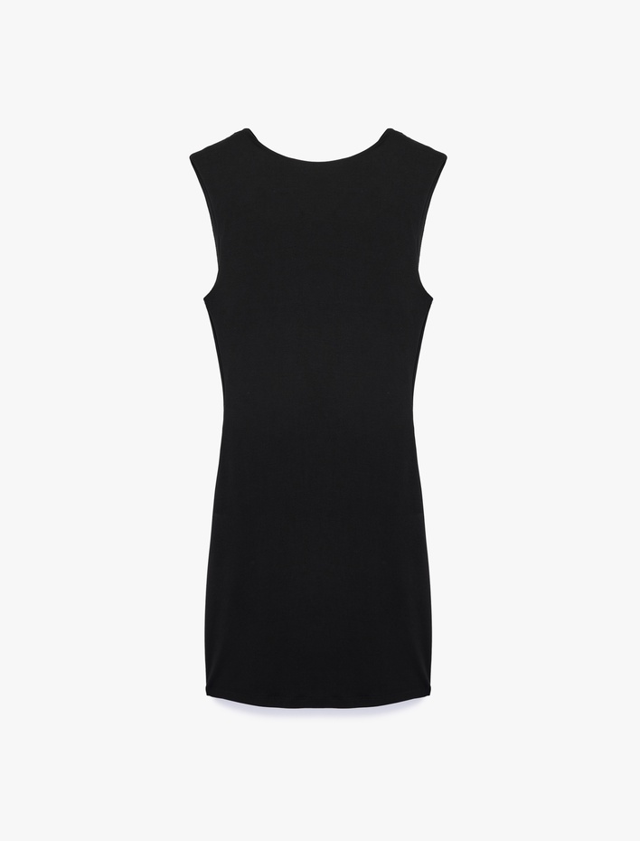  Slim Fit Kolsuz Bisiklet Yaka Metal Aksesuarlı Mini Elbise