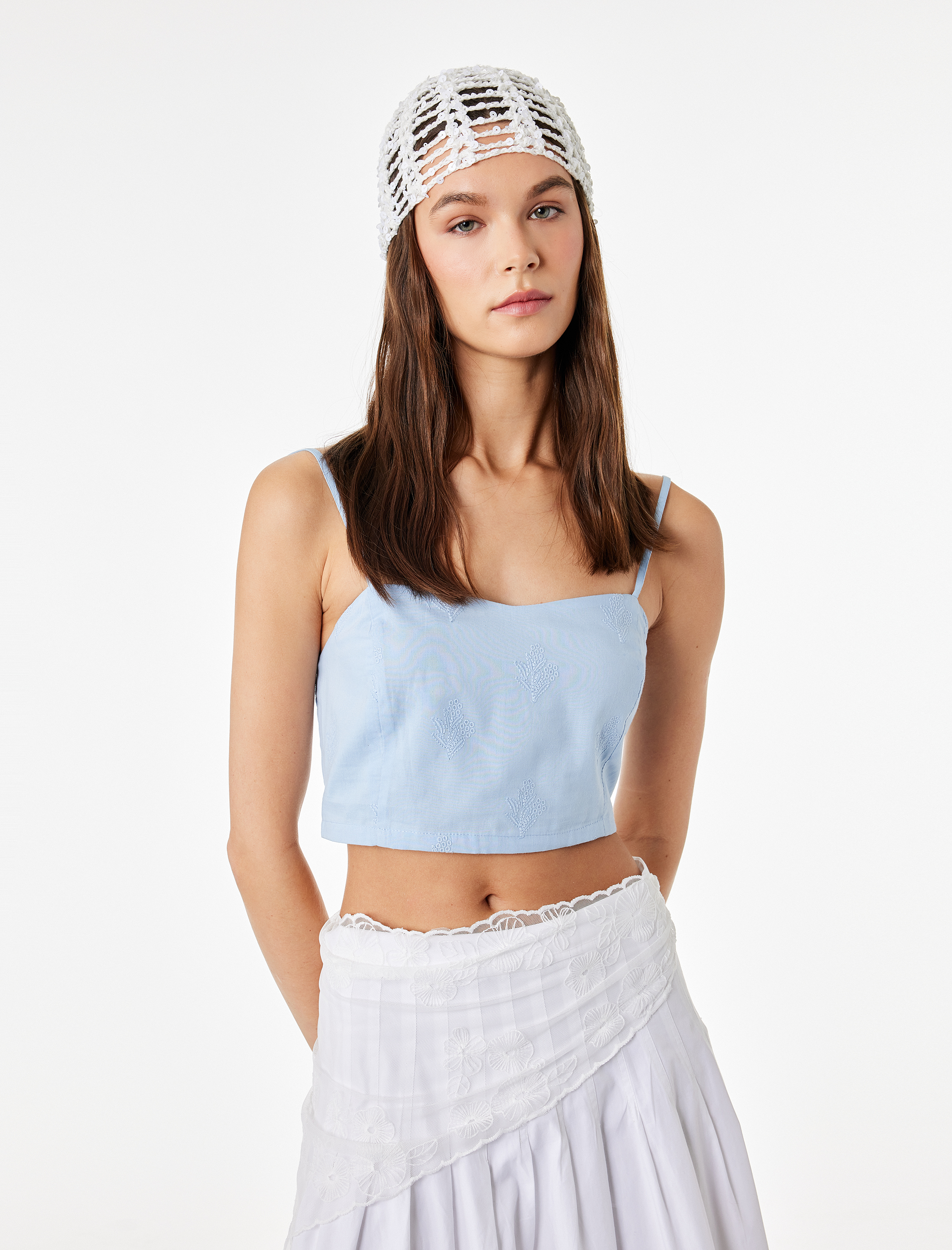   Pamuklu İşlemeli Dar Kesim Halter Yaka Crop Bluz