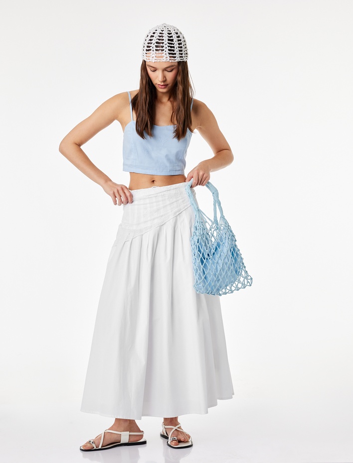  Pamuklu İşlemeli Dar Kesim Halter Yaka Crop Bluz