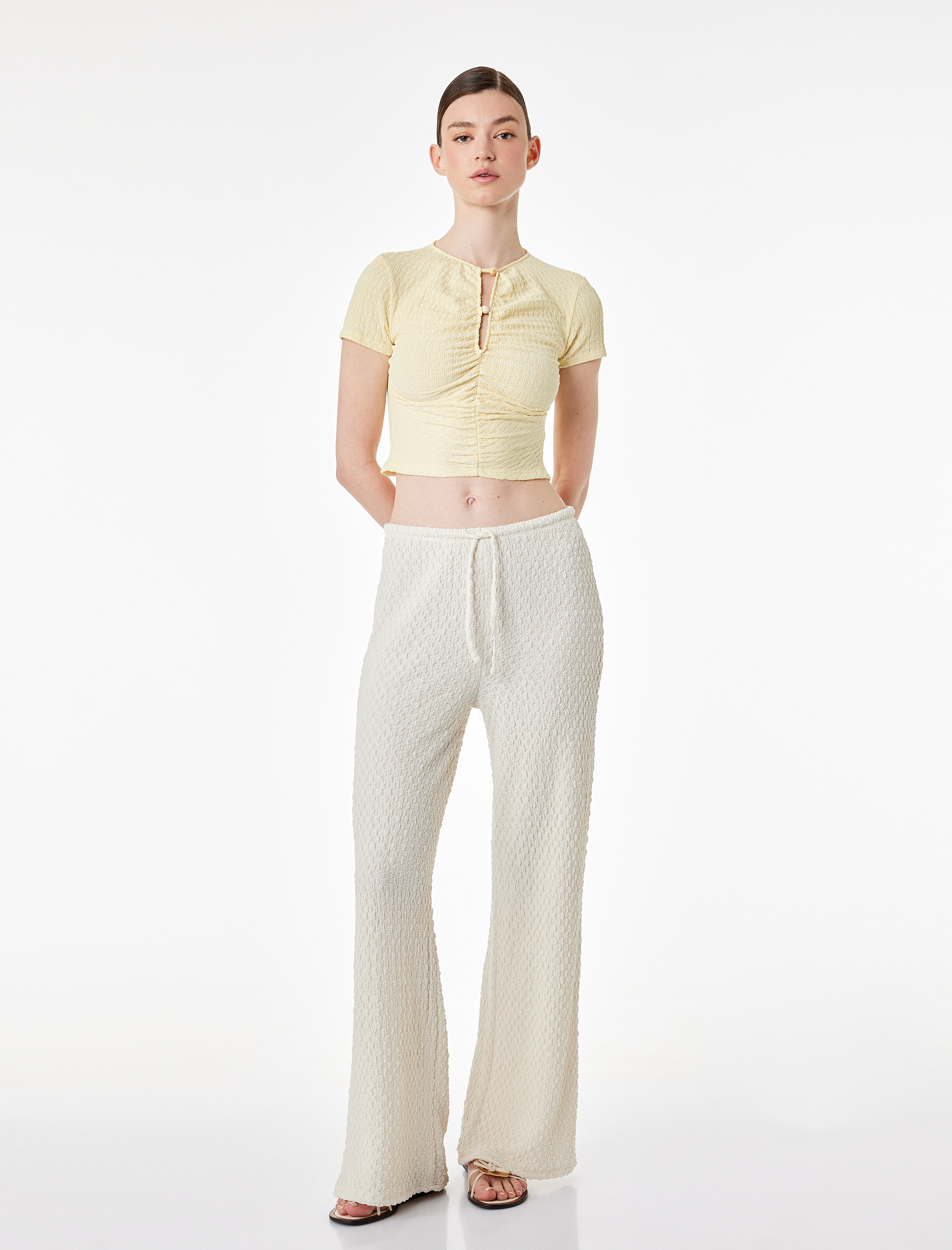   Bürümcük Kumaş Dokulu Slim Fit Kısa Kollu Pencere Detaylı Drapeli Bel Vurgulu Crop Bluz