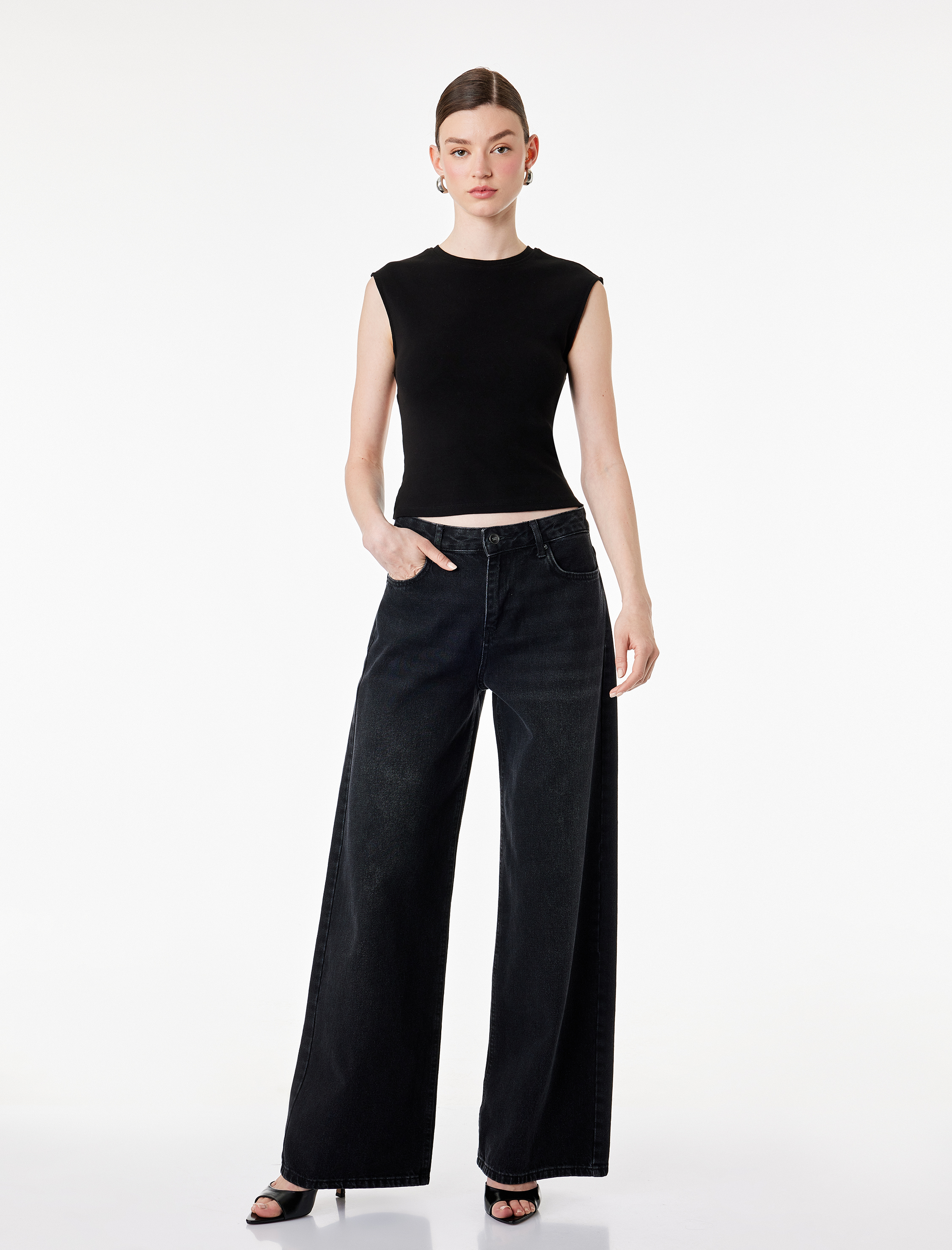   Pamuklu Slim Fit Bisiklet Yaka Kolsuz Sırt Detaylı Bluz