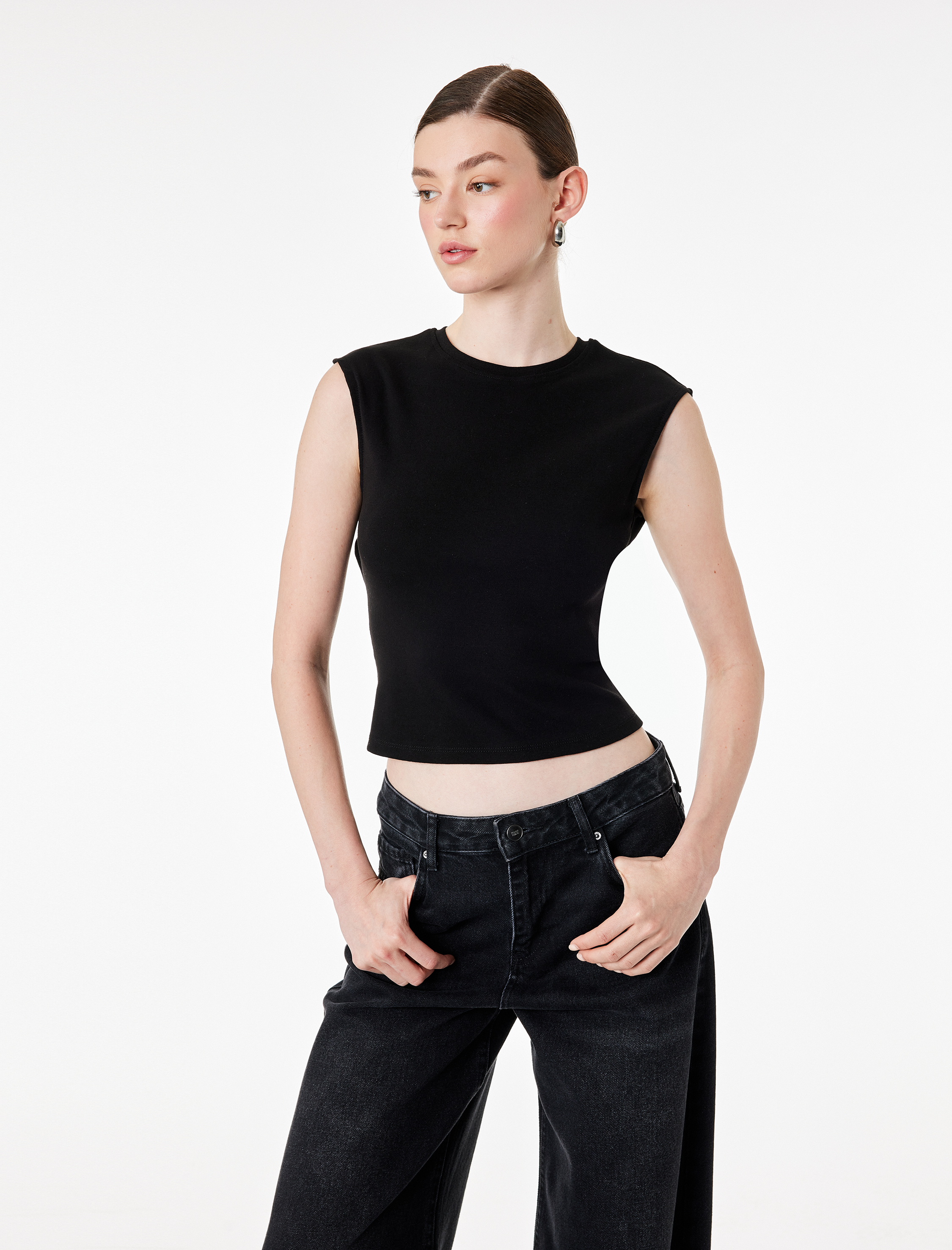   Pamuklu Slim Fit Bisiklet Yaka Kolsuz Sırt Detaylı Bluz