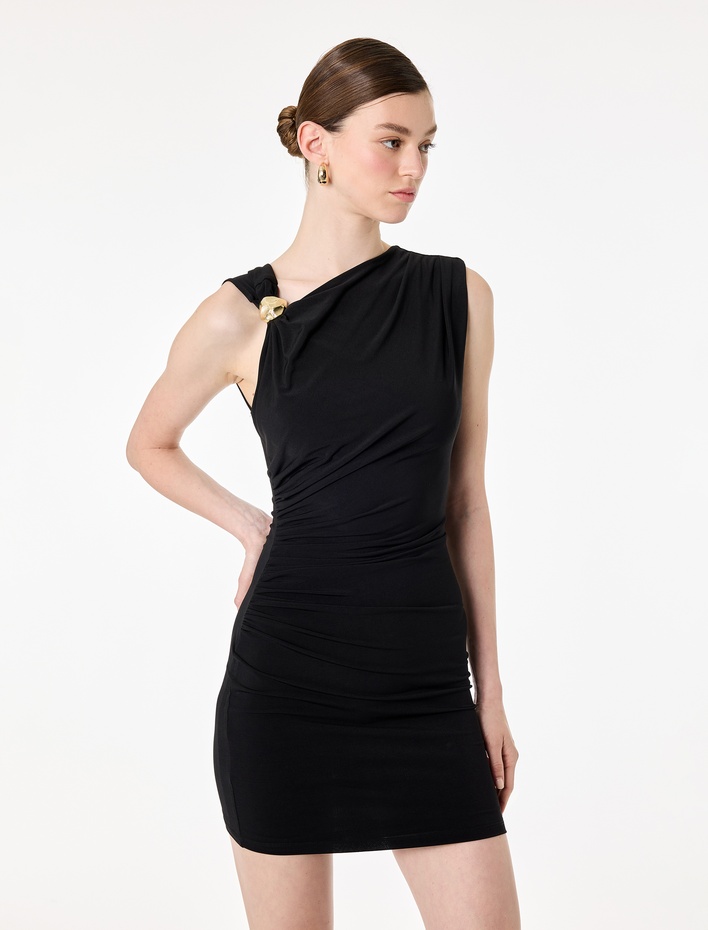  Slim Fit Kolsuz Bisiklet Yaka Metal Aksesuarlı Mini Elbise
