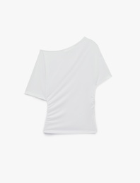 Slim Fit Drape Detaylı Omzu Açık Kayık Yaka Tişört