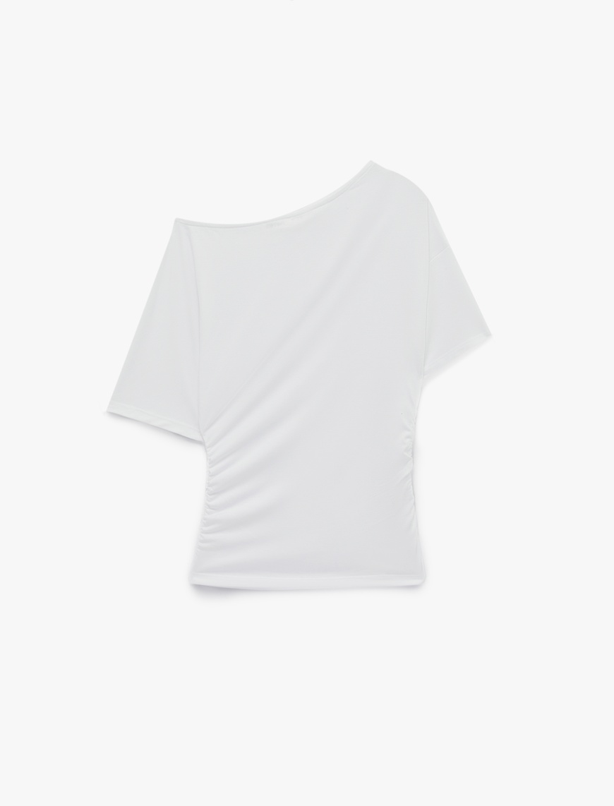 Beyaz Kadın Slim Fit Drape Detaylı Omzu Açık Kayık Yaka Tişört